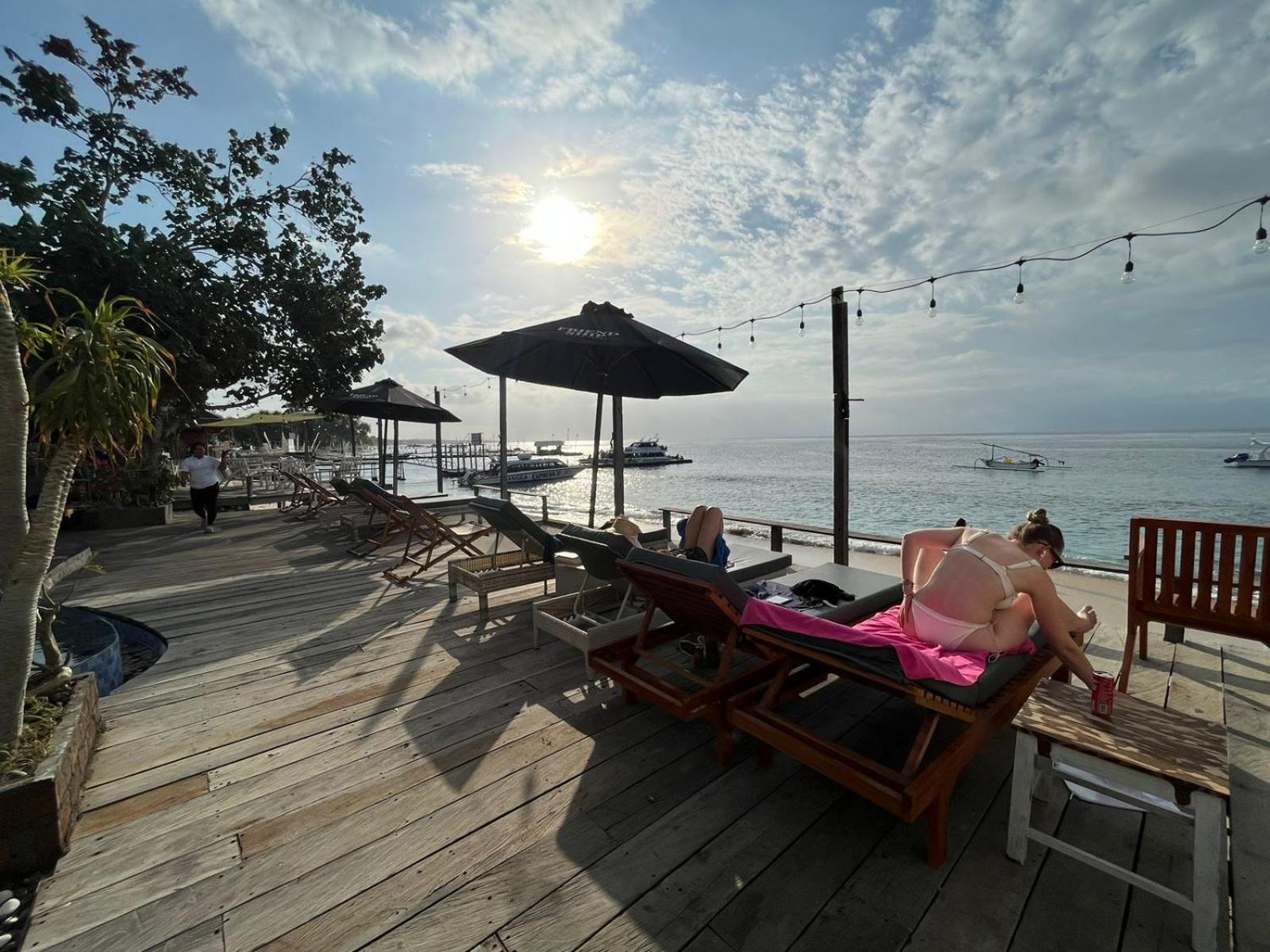 Villa Kuldesak Front & Bar