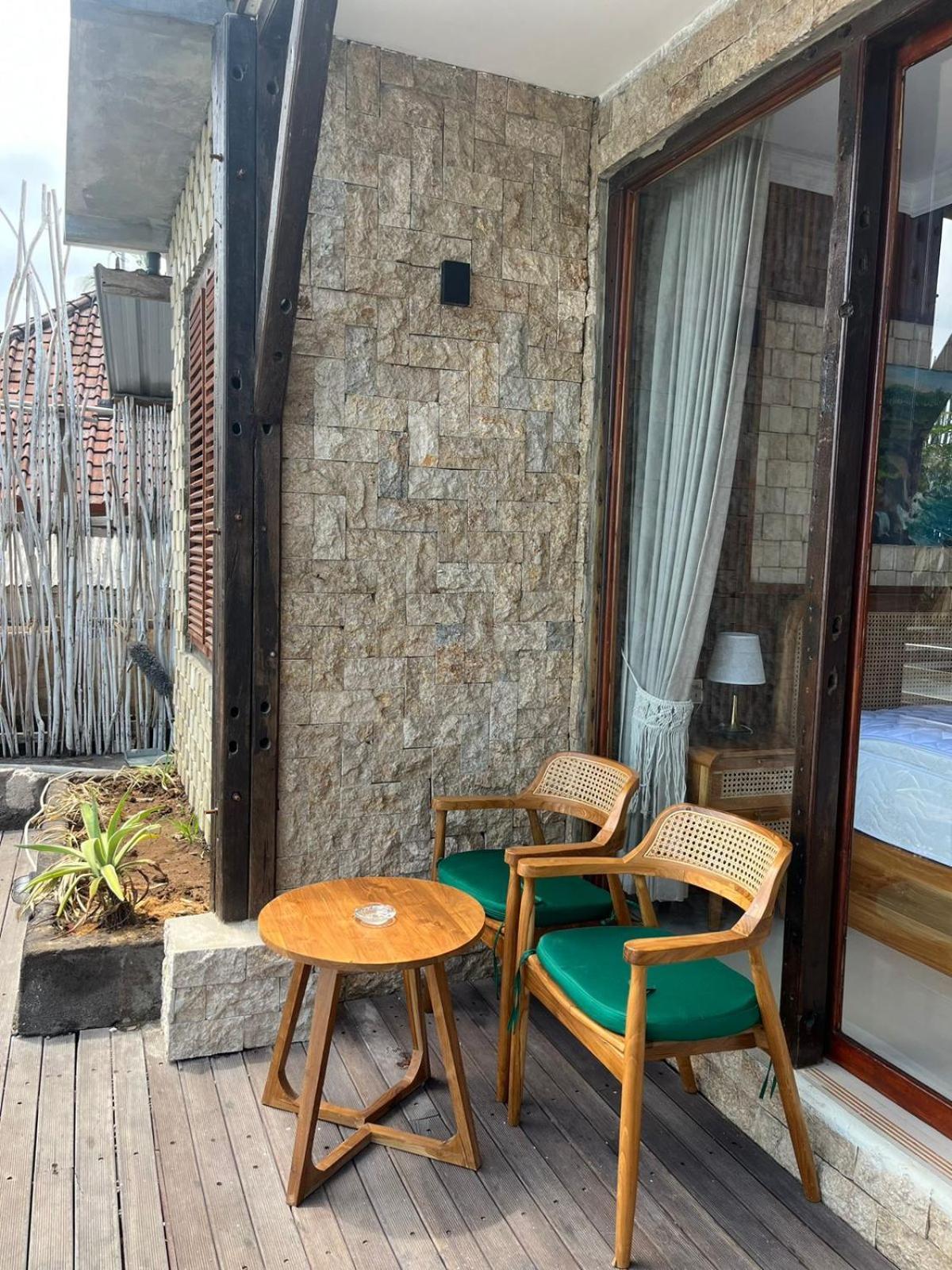 Kuldesak Front & Bar Batununggul