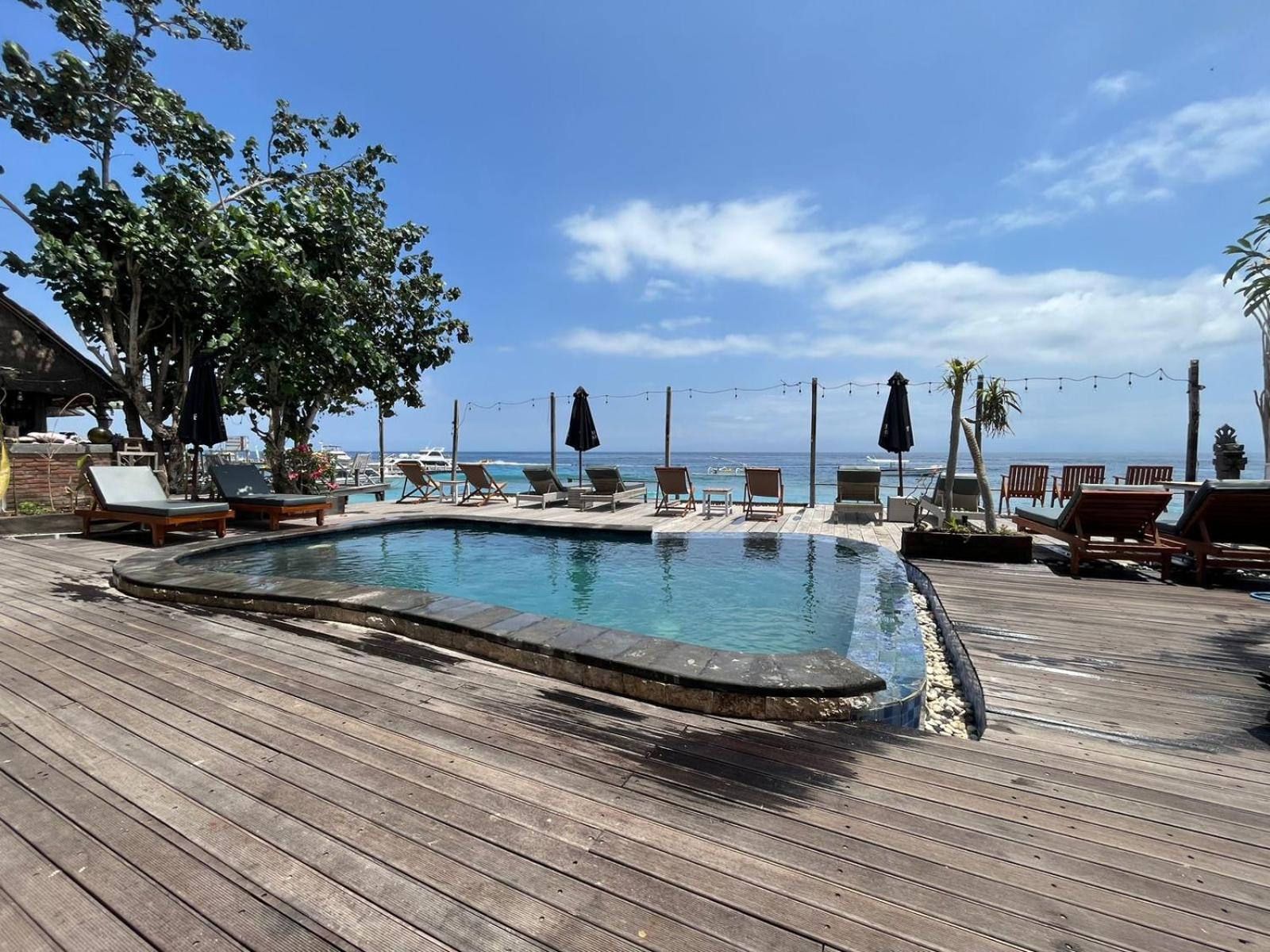 Villa Kuldesak Front & Bar