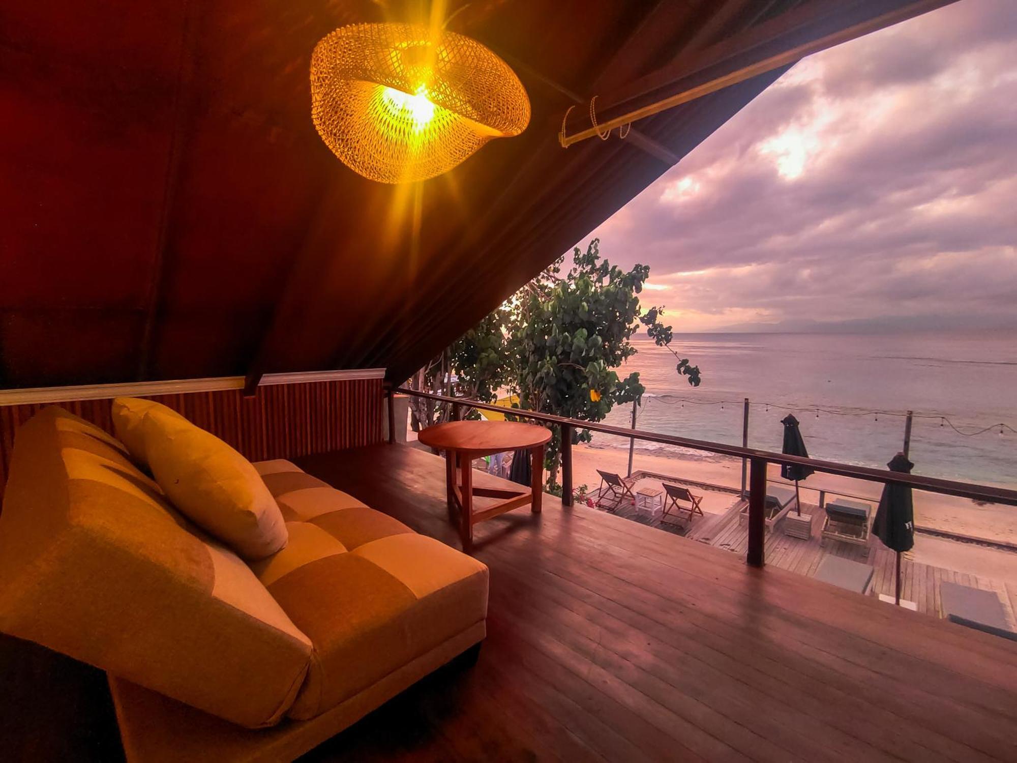 Villa Kuldesak Front & Bar